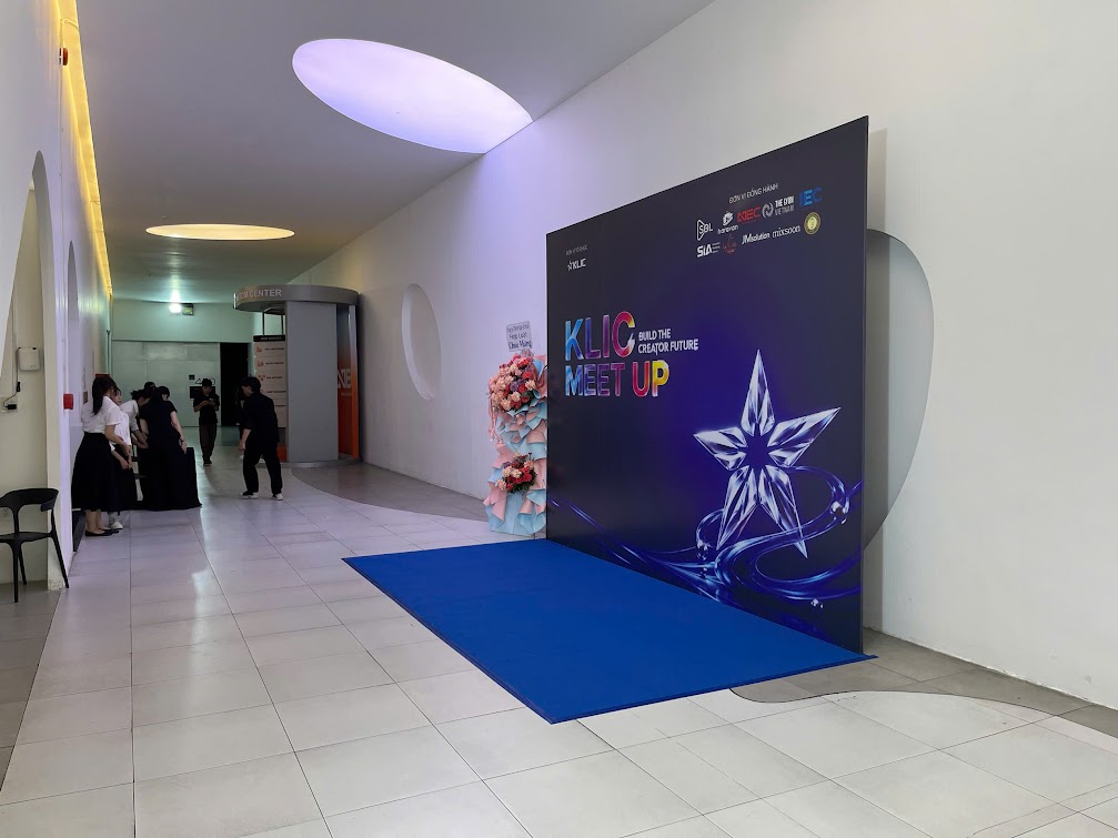 Backdrop KLIC Meet Up tông tím xanh tại khu vực check-in sự kiện