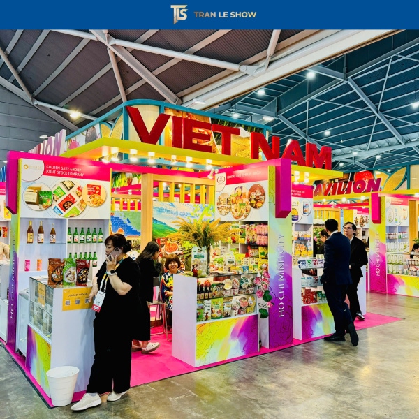 Booth bán hàng in logo nổi bật, thu hút người nhìn.