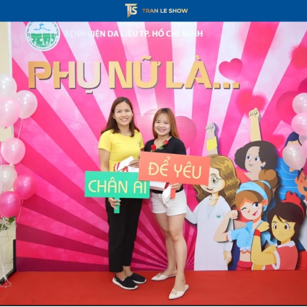 Vệ sinh backdrop sạch sẽ trước khi thi công, tránh vết bẩn lóa sáng