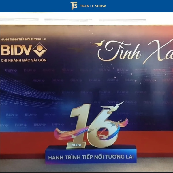 Lắp đặt backdrop sự kiện trong nhà gọn gàng, sạch sẽ