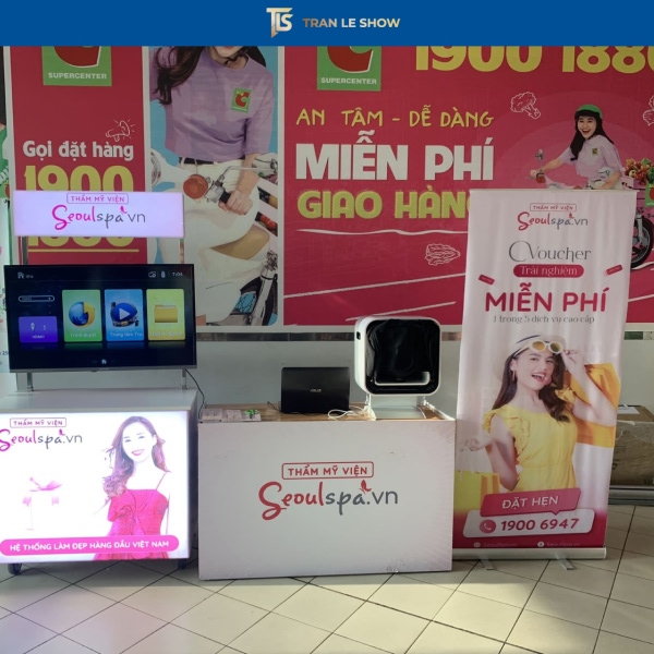 Booth bán hàng được thiết kế nổi bật, thu hút khách hàng và góp phần tăng doanh thu hiệu quả tại điểm bán
