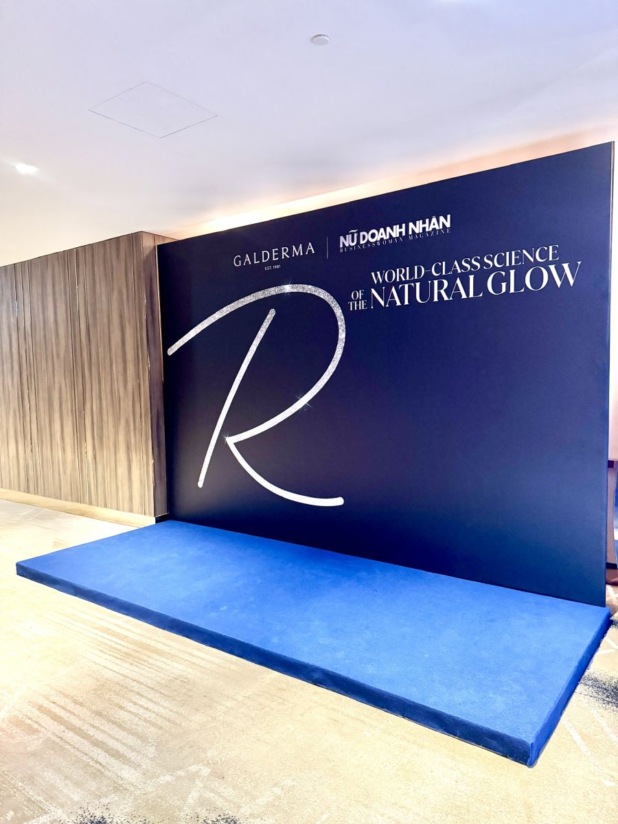 thi công sự kiện nữ doanh nhân backdrop sang trọng