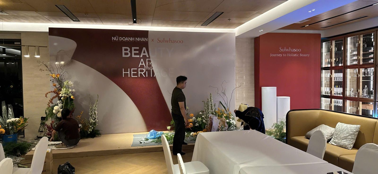thi công backdrop nữ doanh nhân sự kiện