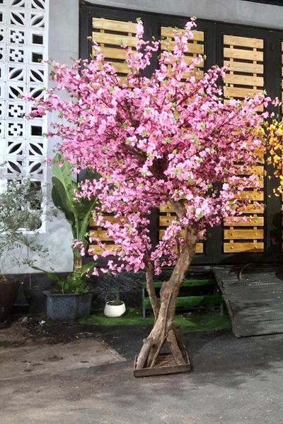 Cây đào giả màu hồng dùng làm điểm nhấn trang trí Tết tại TP.HCM