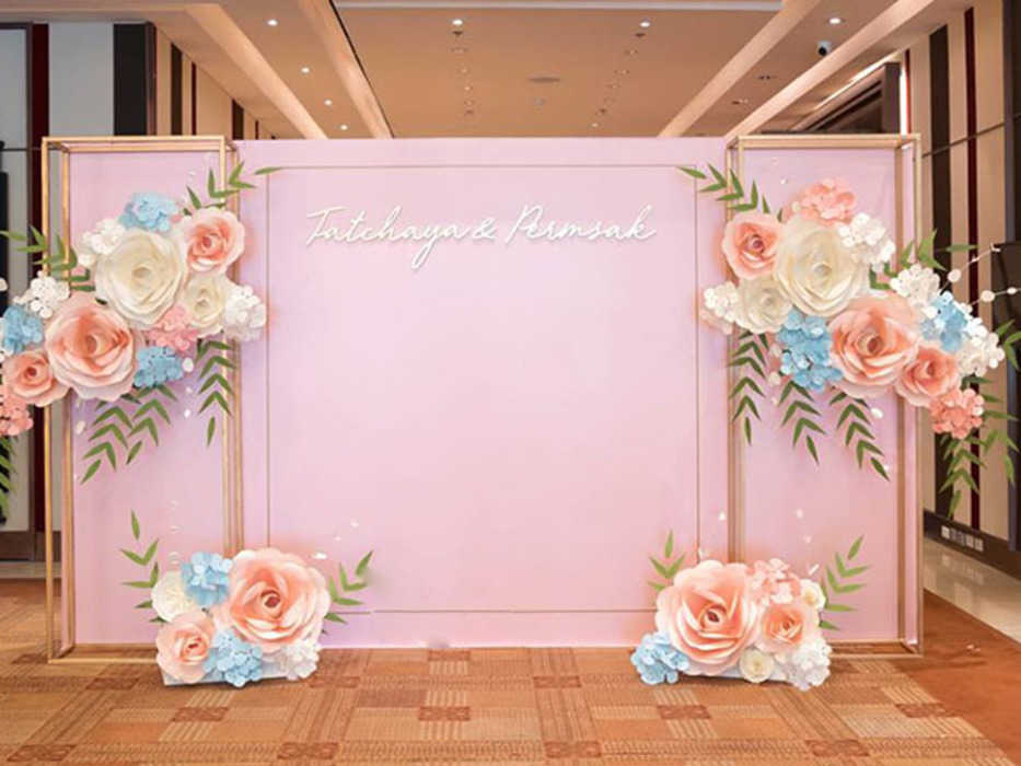 Với dịch vụ thi công backdrop chụp hình chuyên nghiệp của chúng tôi, bạn sẽ được trải nghiệm những mẫu backdrop độc đáo, tinh tế và sang trọng nhất. Hãy để đội ngũ chuyên gia của chúng tôi tạo ra những bức ảnh đẹp nhất cho bạn.