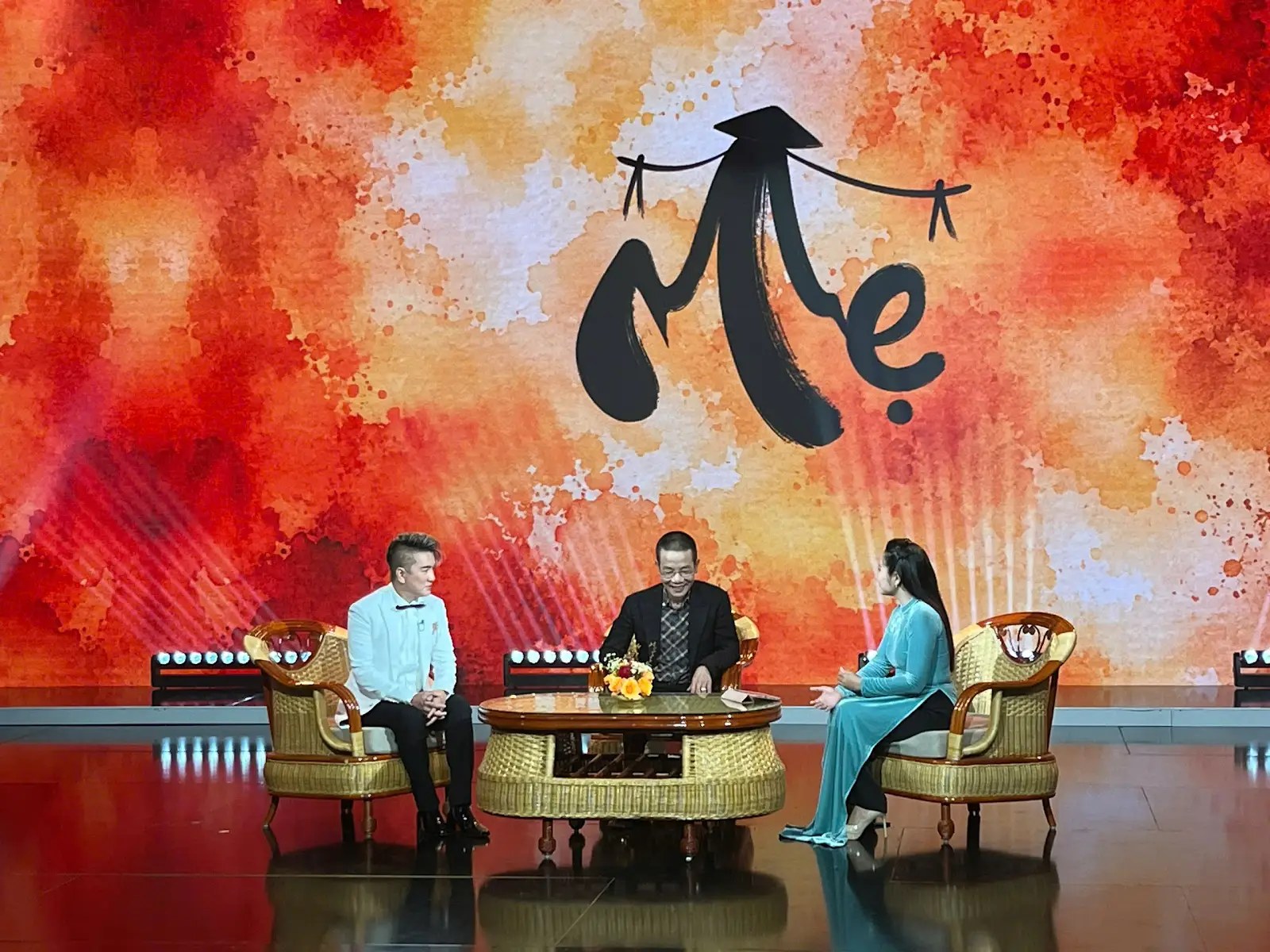 Không gian giao lưu trong chương trình sân khấu ca nhạc MẸ với màn hình LED phía sau