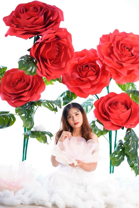 Góc hoa hồng và phụ kiện trang trí 20/10 tại văn phòng