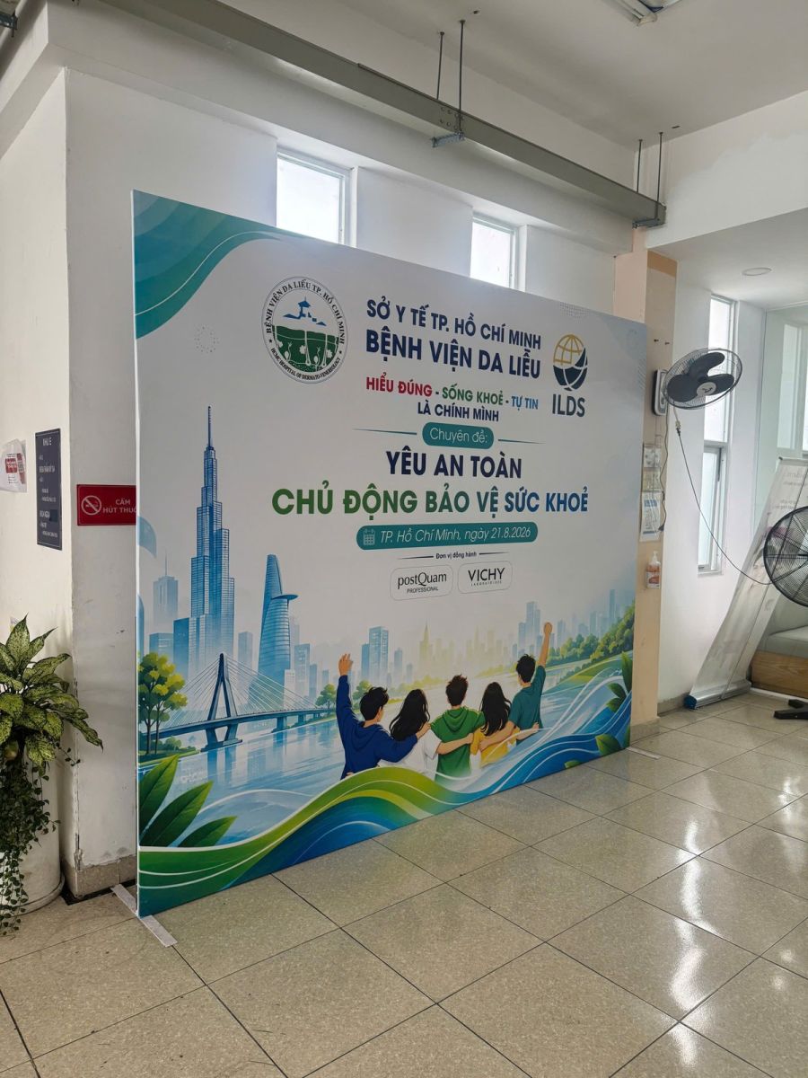 Backdrop sự kiện đặt trong không gian trong nhà để tham khảo cách chọn kích thước