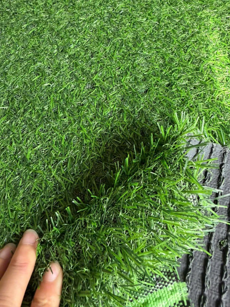 Mẫu thảm cỏ giả dày nhìn cận bề mặt và mặt đế