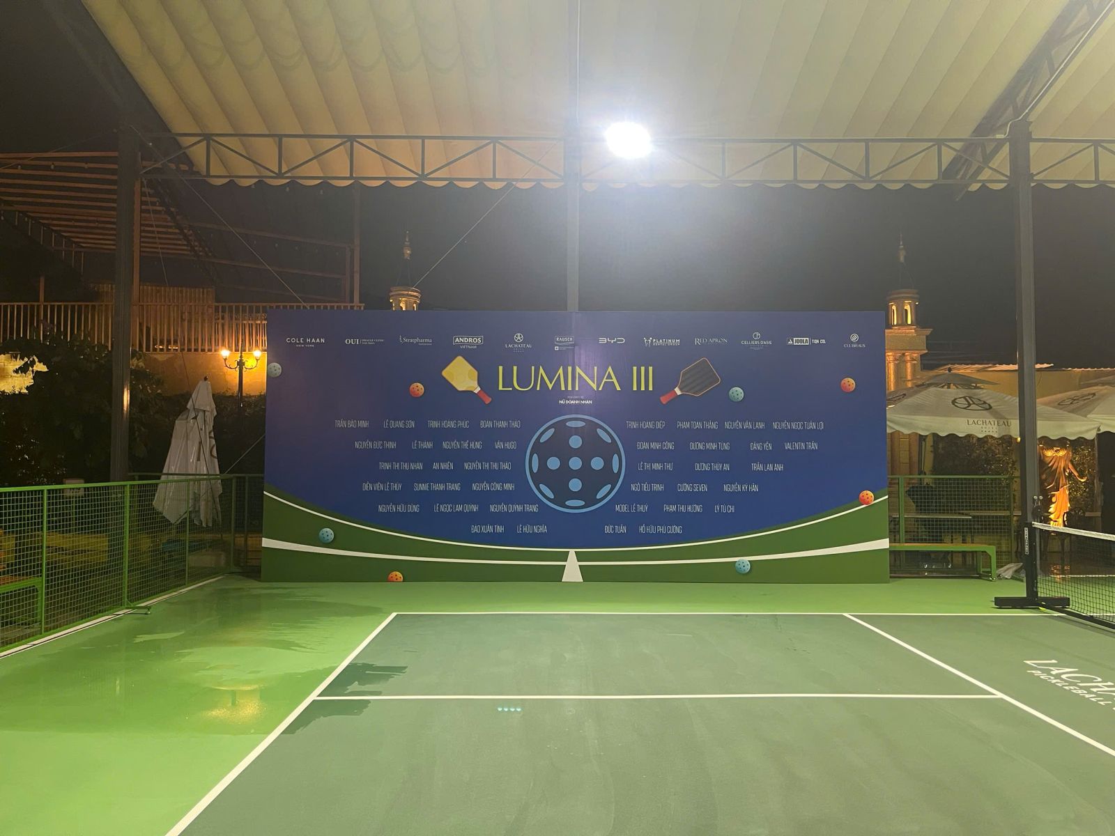 Photo wall Lumina III với tông xanh và họa tiết pickleball