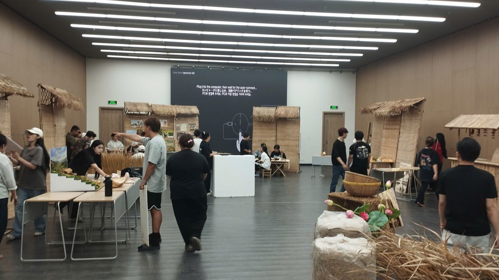 thi công vách nhà lá đại học văn lang