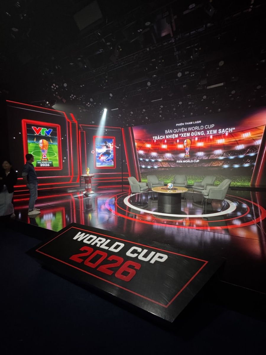 Toàn cảnh bối cảnh Tọa Đàm Về World Cup với màn hình trung tâm và cụm ghế khách mời