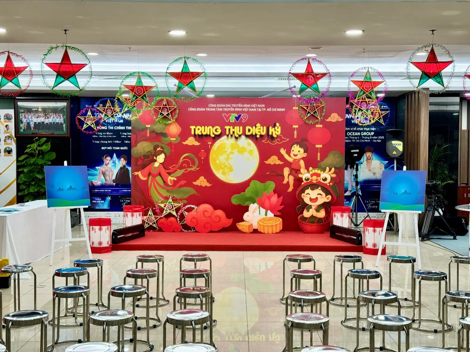 Không gian Trung Thu với backdrop đỏ, đèn ông sao và khu vực hoạt động sân khấu