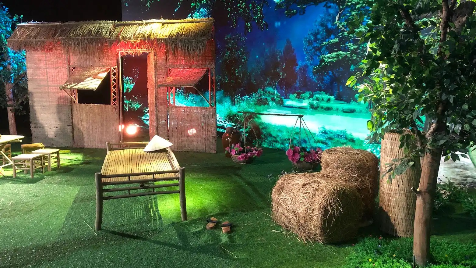 Bối cảnh Trung Thu với ngôi nhà kiểu mái lá, chõng, nón lá và quang gánh trong kho tư liệu Trần Lê Show