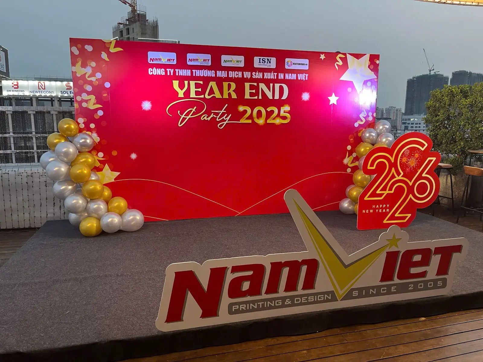 Backdrop Year End Party tông đỏ và vàng tại không gian ngoài trời